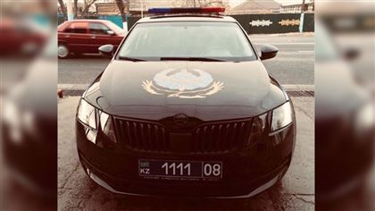 Очевидцы сфотографировали в Алматы полицейскую машину с "VIP-номером"