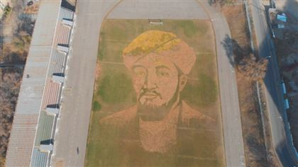 Огромный портрет аль-Фараби из листьев нарисовали на футбольном поле в Алматы