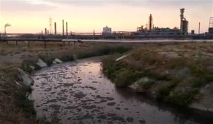 В Атырау зафиксировали сброс нефтепродуктов в воду