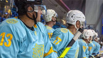 Казахстанские хоккеисты устроили массовую драку в Мексике