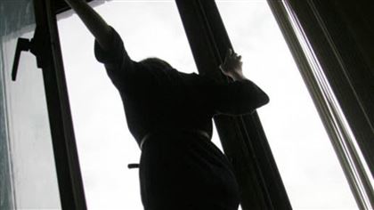 В Шымкенте девушка выпрыгнула из окна после "похищения"