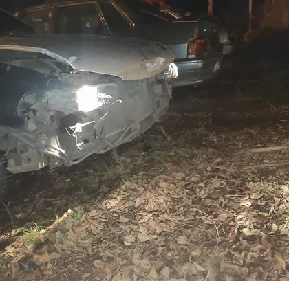 В Костанайской области автомобиль врезался в бетонную плиту санпоста