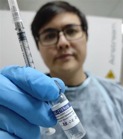 Вторую вакцину против COVID-19 ввел себе казахстанский ученый