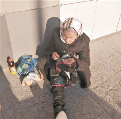 Пожилая женщина, жившая на улице, благодаря помощи добровольцев снова имеет крышу над головой
