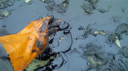 В Карагандинской области разлилось три тонны нефтяных отходов