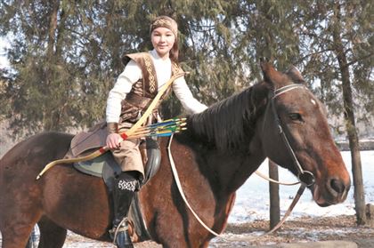 “Хочу быть похожей на царицу Томирис”: 12-летняя лучница из Казахстана