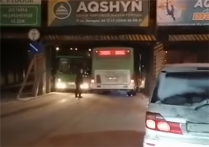 "Как этот многострадальный мост ещё стоит?" - жители Семея удивились столкновению двух автобусов