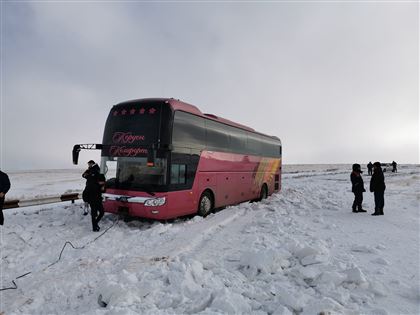 В Туркестанской области в степи застрял пассажирский автобус