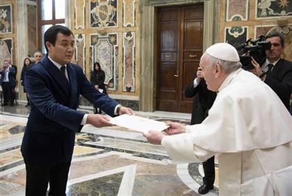 Посол Казахстана Алибек Бакаев вручил верительные грамоты Папе Римскому