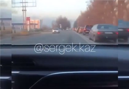 Казахстанцев возмутило видео, на котором водитель объезжает пробку по встречной полосе 
