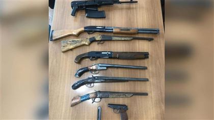 Пять обрезов, пистолет, винчестер и карабин изъяли у павлодарца в Алматы