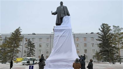 Памятник Абаю Кунанбаеву открыли в Павлодаре