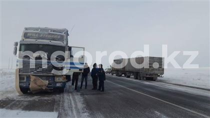 Казахстанские спасатели не дали замерзнуть водителю большегруза из Беларуси 