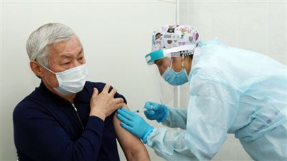 Бердибек Сапарбаев привился казахстанской вакциной от COVID-19