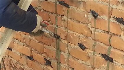 В Нур-Султане мужчина разобрал часть стены здания, чтобы нажиться