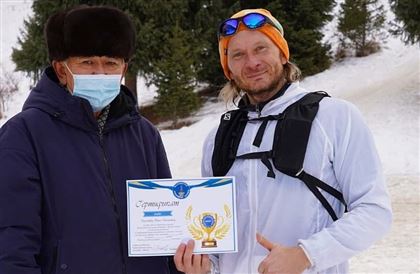 Алматинец попал в Книгу рекордов Казахстана, 20 раз поднявшись по лестнице здоровья на плотине Медеу
