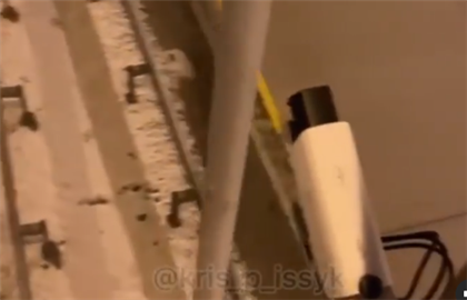 "Самолёты будет снимать" - в Есике камеру наблюдения на мосту направили в небо