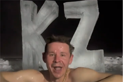 Мужчина вырубил изо льда буквы "KZ" и искупался на их фоне в проруби