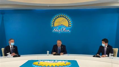 Нурсултан Назарбаев принимает участие в заседании фракции "Nur Otan"