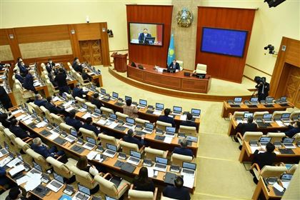 «Смогут ли депутаты, которые давали клятву на русском языке, служить верой казахам?»: обзор казахскоязычной прессы (11-18 января)