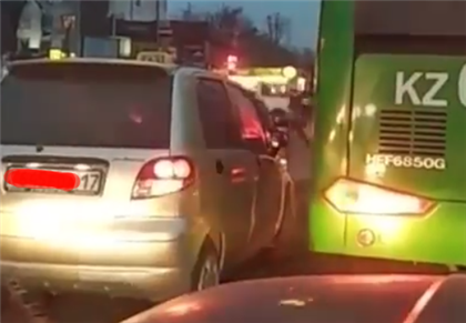 "Только в Шымкенте так можно" - казахстанцев озадачило видео с автомобилем и автобусом, которые собираются врезаться друг в друга