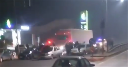 Пять машин устроили массовое ДТП на барахолке в Алматы - видео