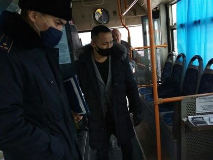 Полицейские и депутаты проверили автобусы в Усть-Каменогорске