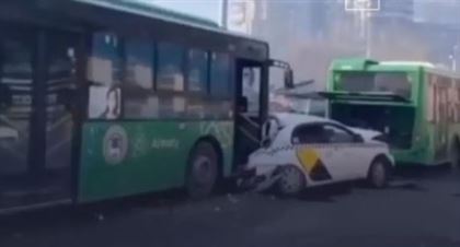 В Алматы произошло ДТП с участием двух автобусов