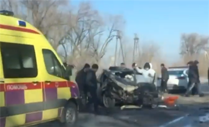 Страшные последствия ДТП с перевернувшимся грузовиком в Алматинской области попали на видео