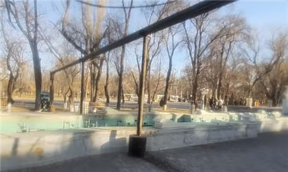 Жители Тараза пожаловались, что самый длинный фонтан в Казахстане изуродовали трубами