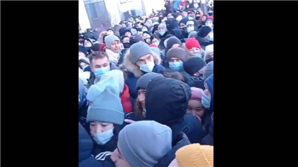 В Нур-Султане массовая давка людей попала на видео