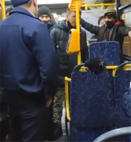 Конфликт в автобусе из-за велосипеда попал на видео в Алматы