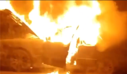 Пылающая посреди дороги в Алматы машина попала на видео