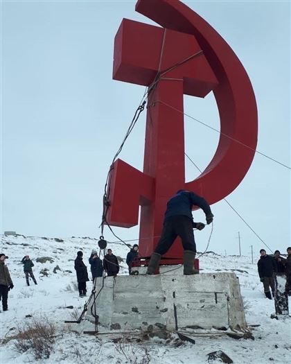 Жители Карагандинской области снесли памятник "Серп и Молот" и установили флаг Казахстана