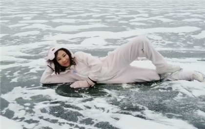 Фигуристка Элизабет Турсынбаева прилегла на лёд в костюме единорога