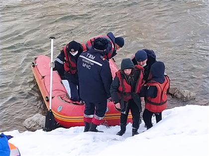 Спасатели Усть-Каменогорска эвакуировали с побережья Ульбы несовершеннолетних детей