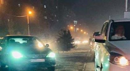 В Алматы активист наказал водителя, проехавшего по газону