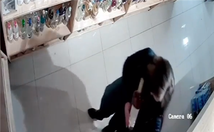 В алматинском магазине украли элитный алкоголь дороже 100 тысяч тенге - видео