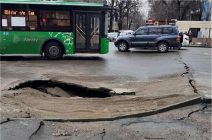 Огромная яма образовалась на оживленном перекрестке в Алматы