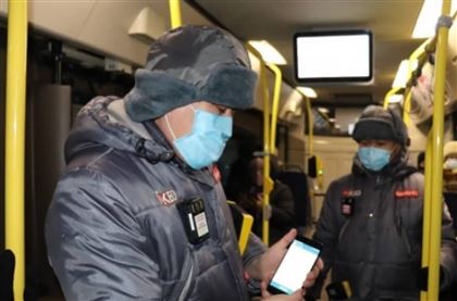 В Нур-Султане телефонного вора вычислили во время проверки пассажиров в автобусе