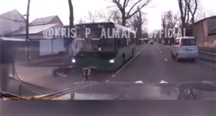 Девушка перебегала дорогу в Алматы и попала под колёса автобуса - видео