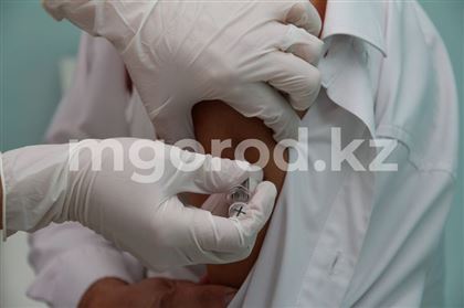 Учителей и госслужащих начали вакцинировать против COVID-19 в Атырауской области