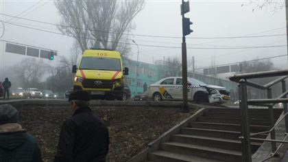 Скорая столкнулась с такси в Алматы