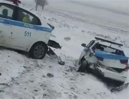 В Туркестанской области автомобиль протаранил две патрульные автомашины