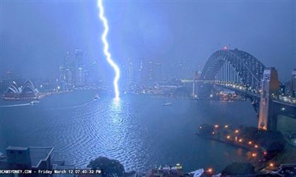 Огромную молнию засняли на видео в Австралии