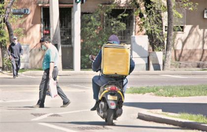 Курьер, который сбил на мопеде коляску с младенцем, задержан в Алматы