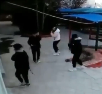 "Амазонки": нападение девушек с молотком на дверь кафе попало на видео в Нур-Султане
