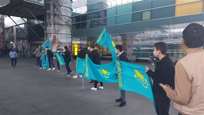 Сборную Казахстана по футболу поприветствовали в Киеве на казахском