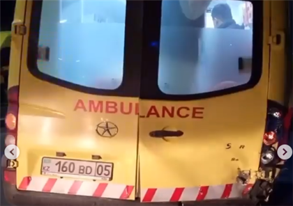 Автомобиль в Алматы на полной скорости протаранил карету скорой помощи - видео