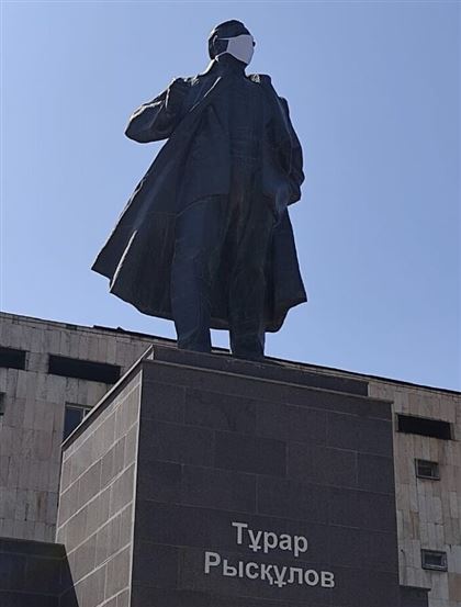 Турару Рыскулову, чей памятник стоит в Шымкенте, надели медицинскую маску